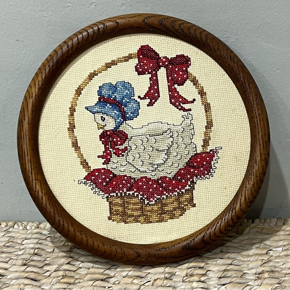 Leisure arts fancy feathers Crosstitch Finished chicken Basket Round Country - Picture 2 of 6
